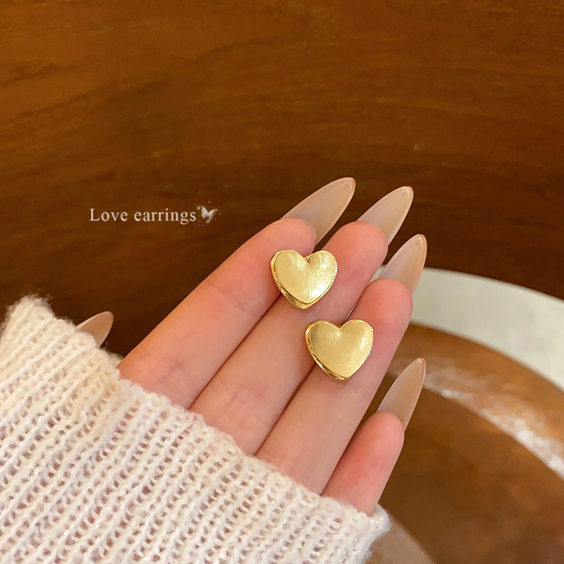 Light luxury, niche, simple, frosted, brushed, three-dimensional heart-shaped earrings, versatile for women, elegant and internet-famous heart-shaped earrings wholesale full figure