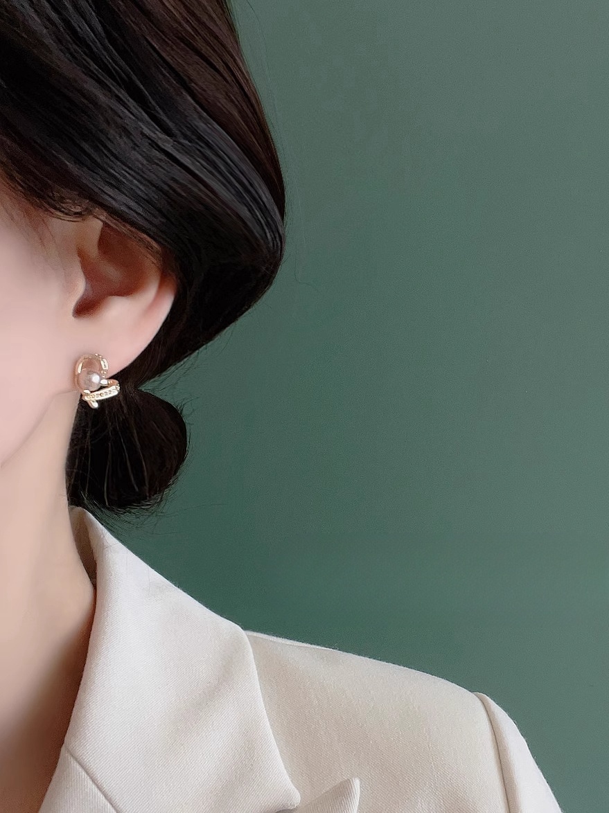 Xuhui brand exquisite and light luxury copper plated with real gold, zircon 925 silver needle, heart-shaped pearl, fashionable and elegant stud earrings, earrings and pendants details Picture