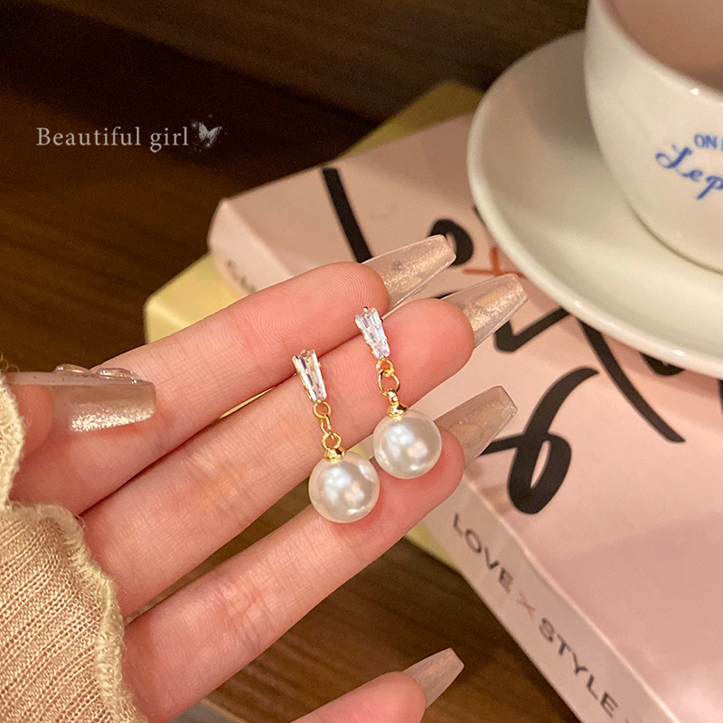 S925 Silver Needle Exquisite Zircon tassel pearl stud earrings are versatile for women, exuding a sense of high-end luxury and a light luxury style. Wholesale of best-selling earrings Application Scenario