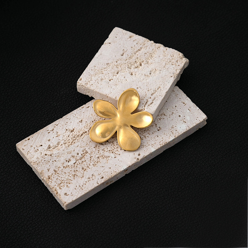 Wholesale of cross-border exaggerated petal brooches from Europe and America, featuring a unique and simple commuting style and versatile floral clothing accessories Specification drawing