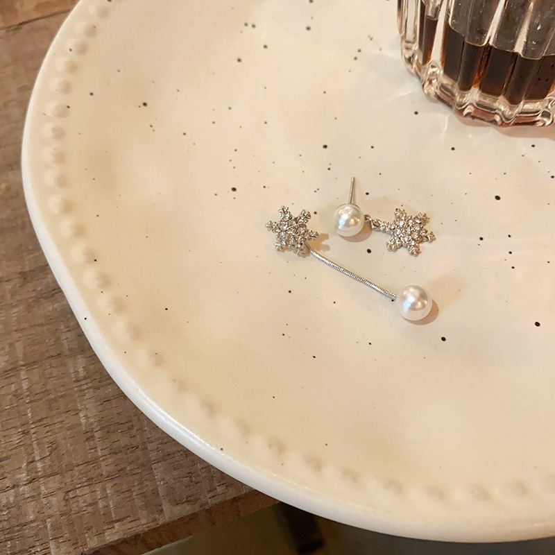 Asymmetrical snowflake tassel stud earrings for women, Korean style, simple and niche design sense pearl earrings, fashionable and light luxury earrings Application Scenario