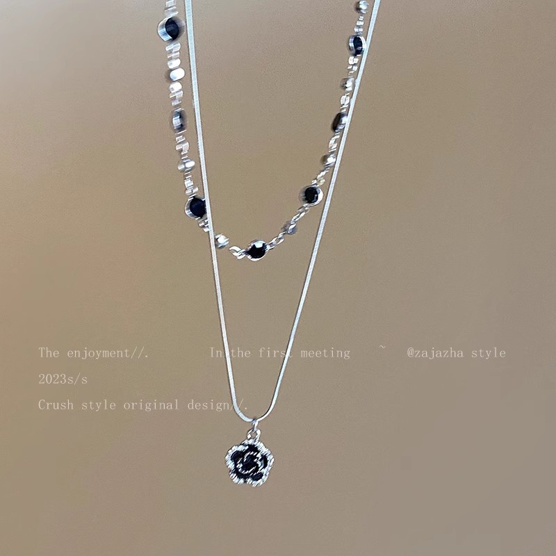 A double-layered black camellia pendant necklace with a feminine Chanel style, a niche design and a high-end feel. It's a hoodie chain and a collarbone chain Application Scenario