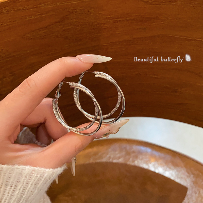 Cold and elegant double-ring earrings for women, with a light luxury, niche and high-end feel. Tassel stud earrings, fashionable and stylish, are best-selling internet-famous earrings full figure