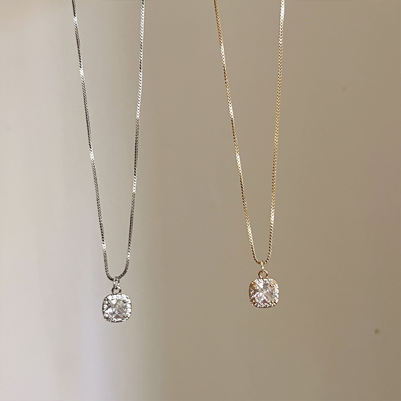 A new 2024 light luxury, niche and high-end design collarbone chain accessory for girls, the choker necklace is a bestseller Specification drawing