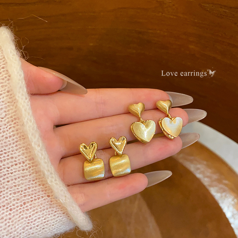 Brushed heart-shaped earrings for women, 2025 new bestsellers, high-end heart-shaped earrings, light luxury and niche stud earrings and earrings wholesale full figure