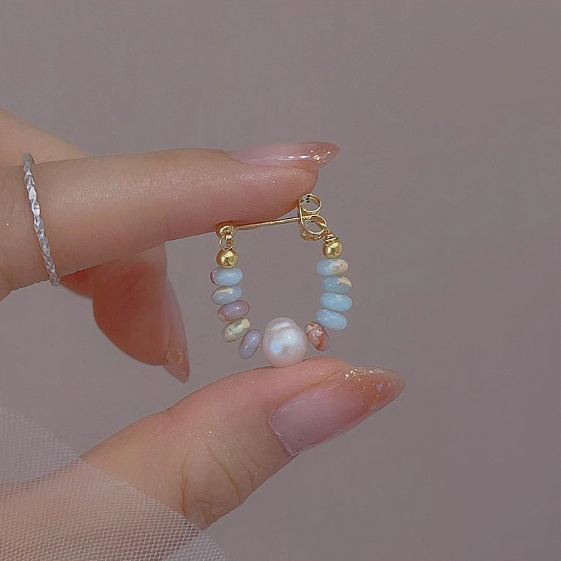 The new Chinese-style beaded earrings are a bestseller for women. The tassels are unique and individualistic. The ear rings feature a niche design and are high-end, fashionable and light luxury earrings Application Scenario
