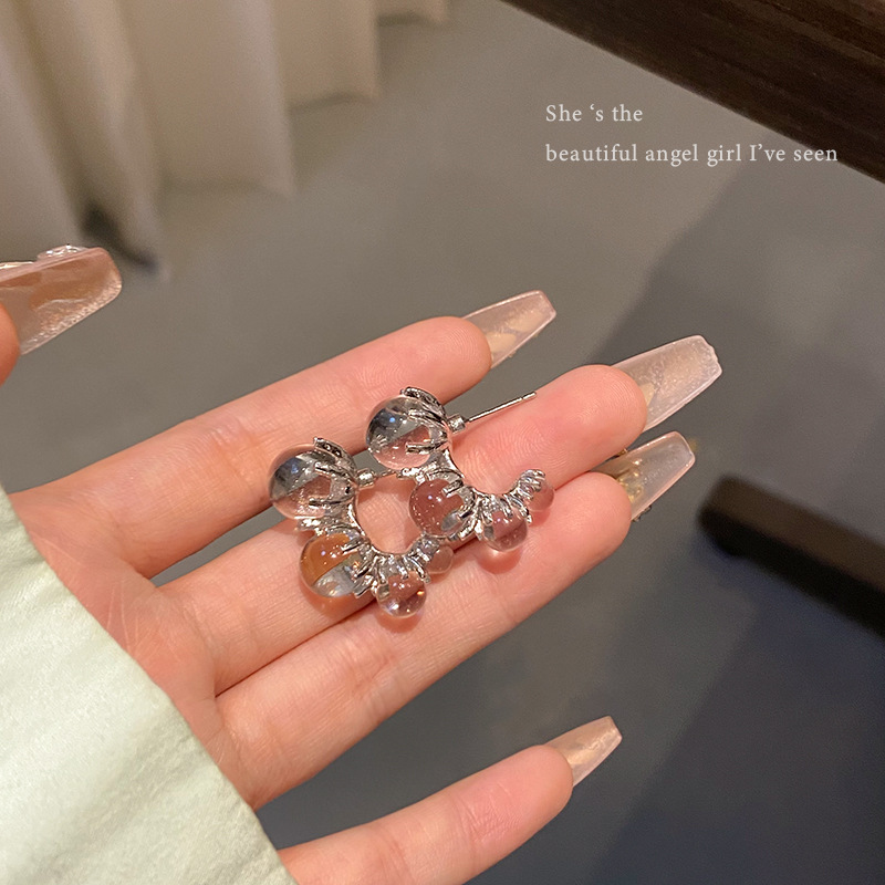 Unique ice-transparent beaded earrings with a niche design for women, high-end stud earrings, simple and elegant, cold style, best-selling earrings full figure