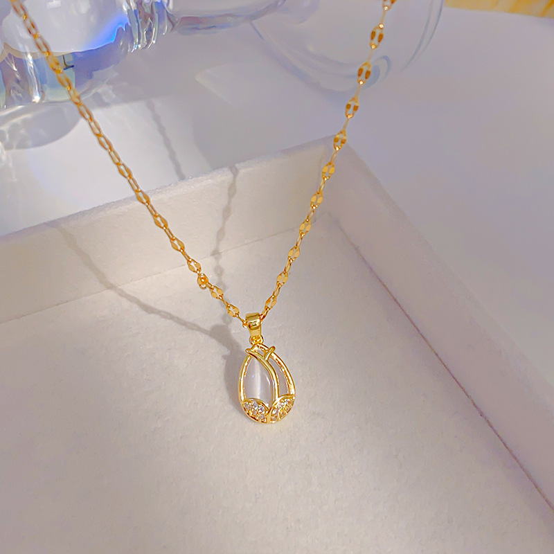Cat's eye stone tulip titanium steel necklace, women's fashion light luxury inlaid zircon pendant, Internet celebrity bestseller collarbone chain accessory Application Scenario