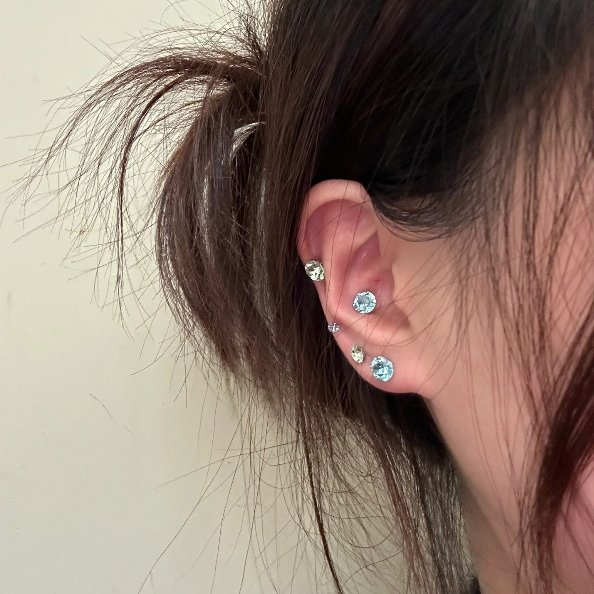 The sparkling blue zircon ear bone stud features a niche design with a simple and elegant screwing effect. It is the same style as the popular earrings and earrings Application Scenario
