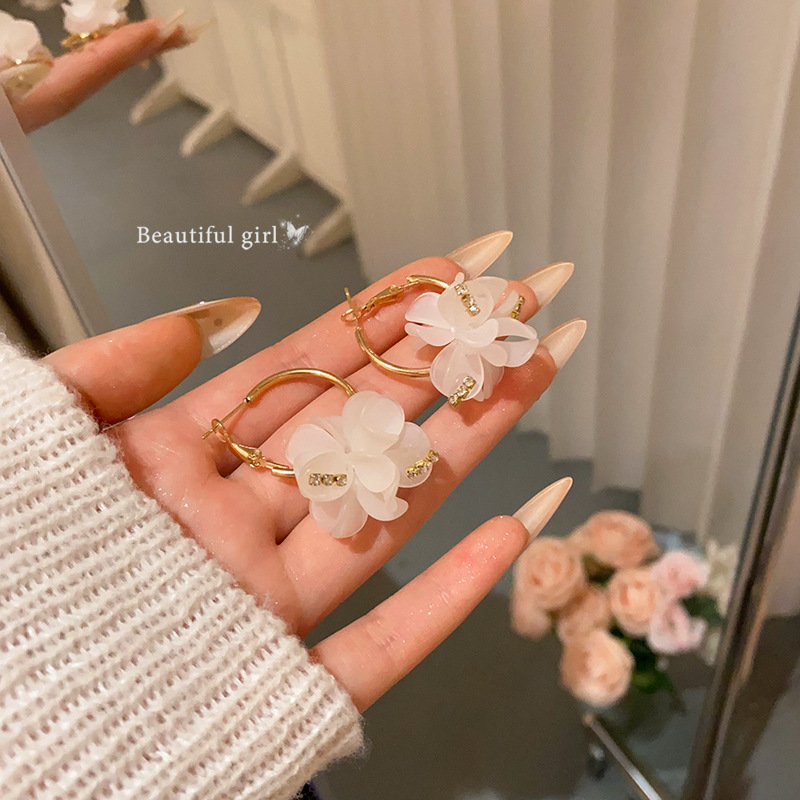 Super fairy-like white petal ball flower earrings for women, a new 2025 bestseller ear ring, unique and versatile, sweet and elegant earrings full figure