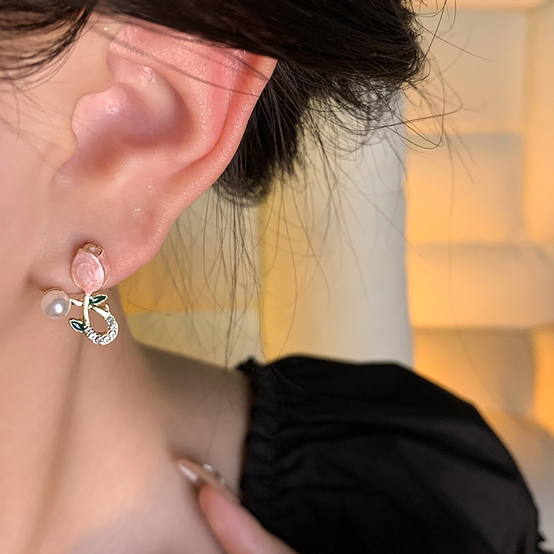 S925 Silver Needle Fresh Tulip earrings for Women, trendy and versatile on Instagram, elegant and high-end pearl stud earrings Application Scenario