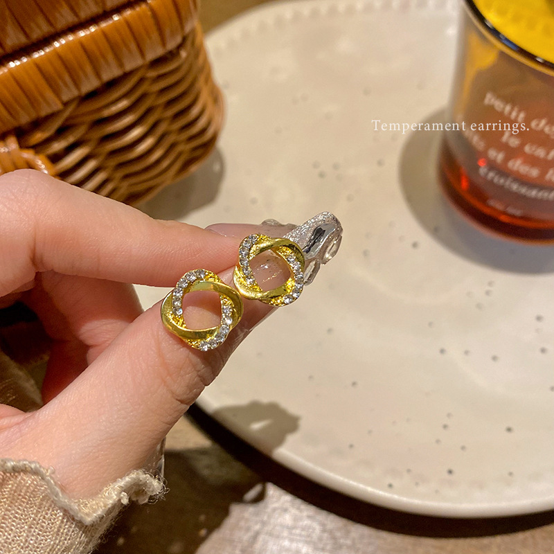 Light luxury, niche, high-end style, threaded stud earrings for women, simple and versatile, elegant, geometric diamond-encrusted earrings, best-selling earrings and accessories full figure