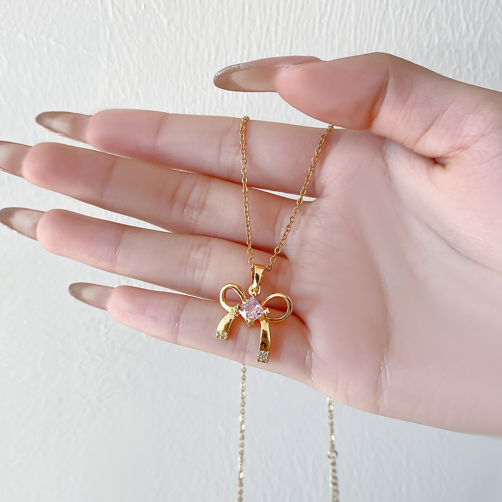 This fashionable and light luxury pink diamond bow necklace is a perfect match for women in summer. It exudes a unique collarbone charm and is a high-end pearl and diamond-encrusted accessory details Picture