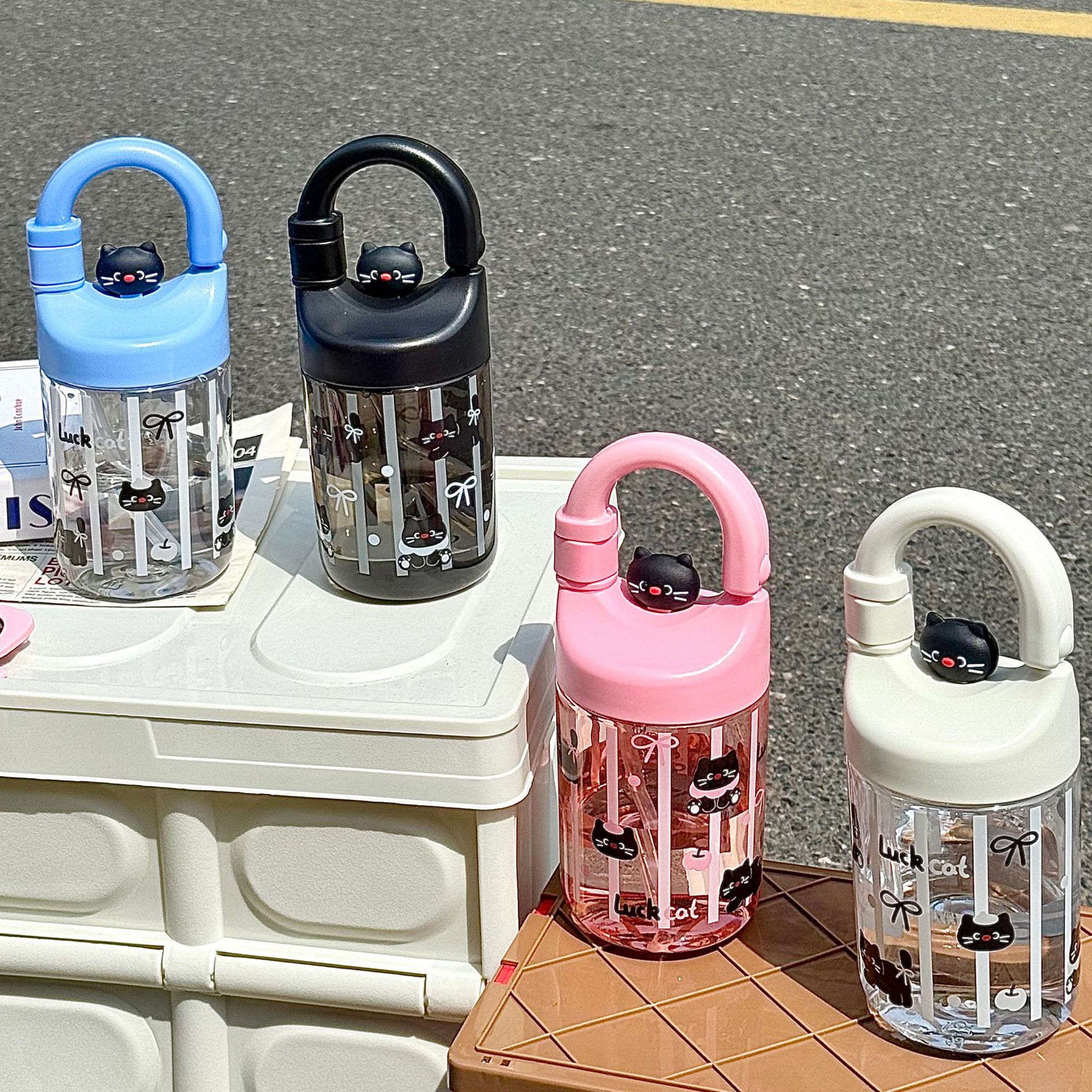 Girls' hand-held plastic cups, cute cat cartoon straw cups, portable students' high appearance level summer water cups wholesale details Picture