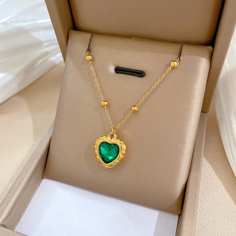 【 All-titanium Steel 】 Green heart-shaped female niche design simple pendant short collarbone chain Korean style cold neck Specification drawing