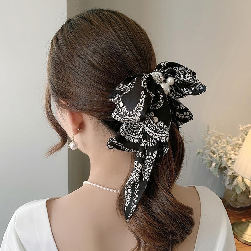 French retro oversized bow spring clip, elegant thousand-bird pattern back head top clip, versatile and elegant hairpin for spring and summer Application Scenario