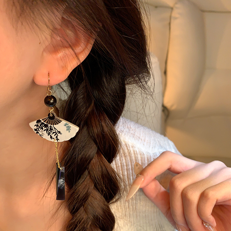 Chinese-style folding fan tassel earrings for women, new Chinese-style ancient-style fan earrings, high-end, niche and fashionable Hanfu earrings Application Scenario