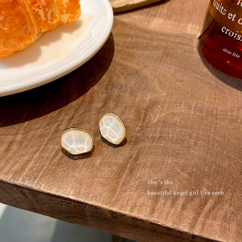 Korean-style versatile irregular geometric ear studs, niche design sense, wavy Hong Kong-style, internet-famous bestsellers, personalized and trendy earrings Application Scenario