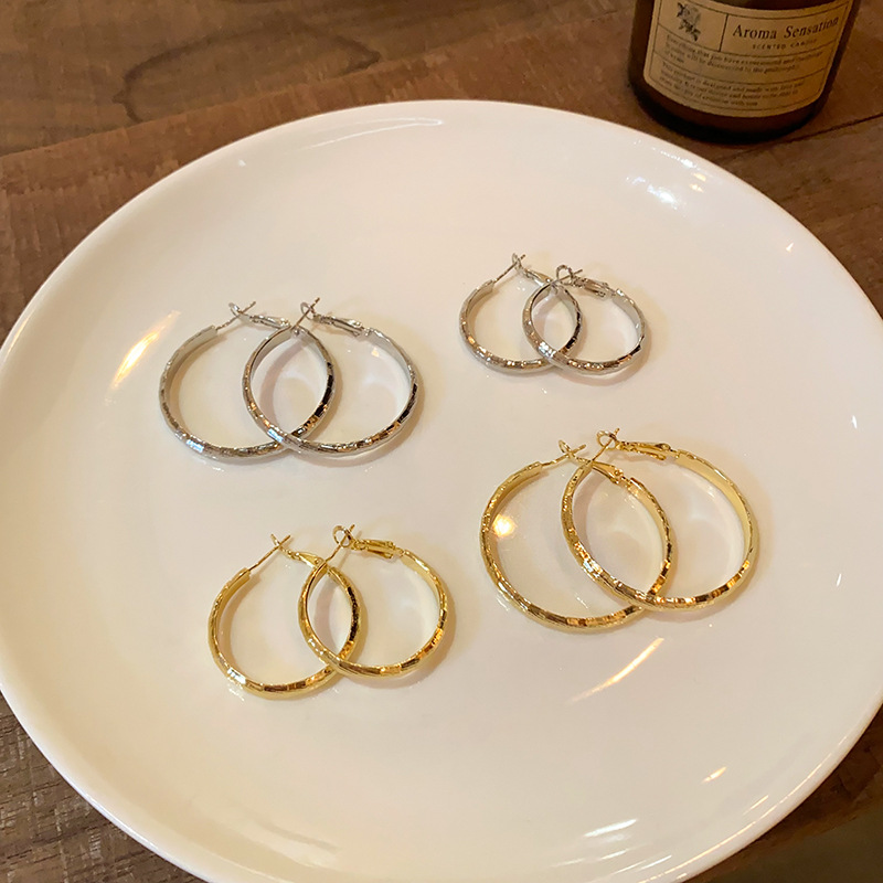 Retro plain bezel diamond-patterned smooth ear rings, 2025 new trendy European and American style, exaggerated geometric shape, unique and individual earrings full figure
