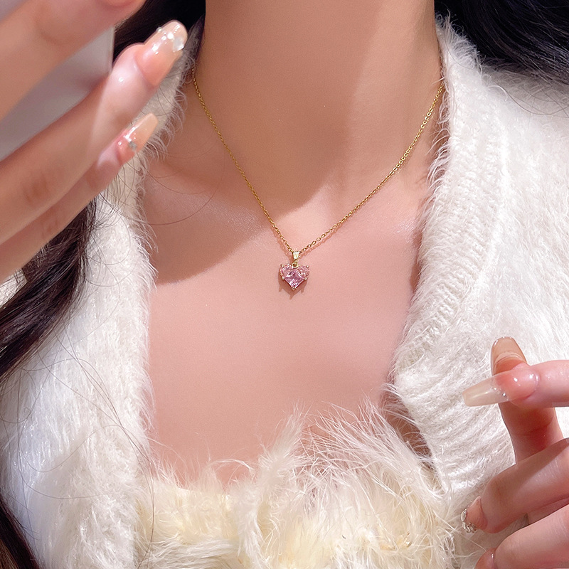 The pink heart-shaped zircon titanium steel necklace exudes an ethereal feminine charm and is versatile. The heart-shaped collarbone chain is a bestseller and a popular online celebrity necklace accessory details Picture