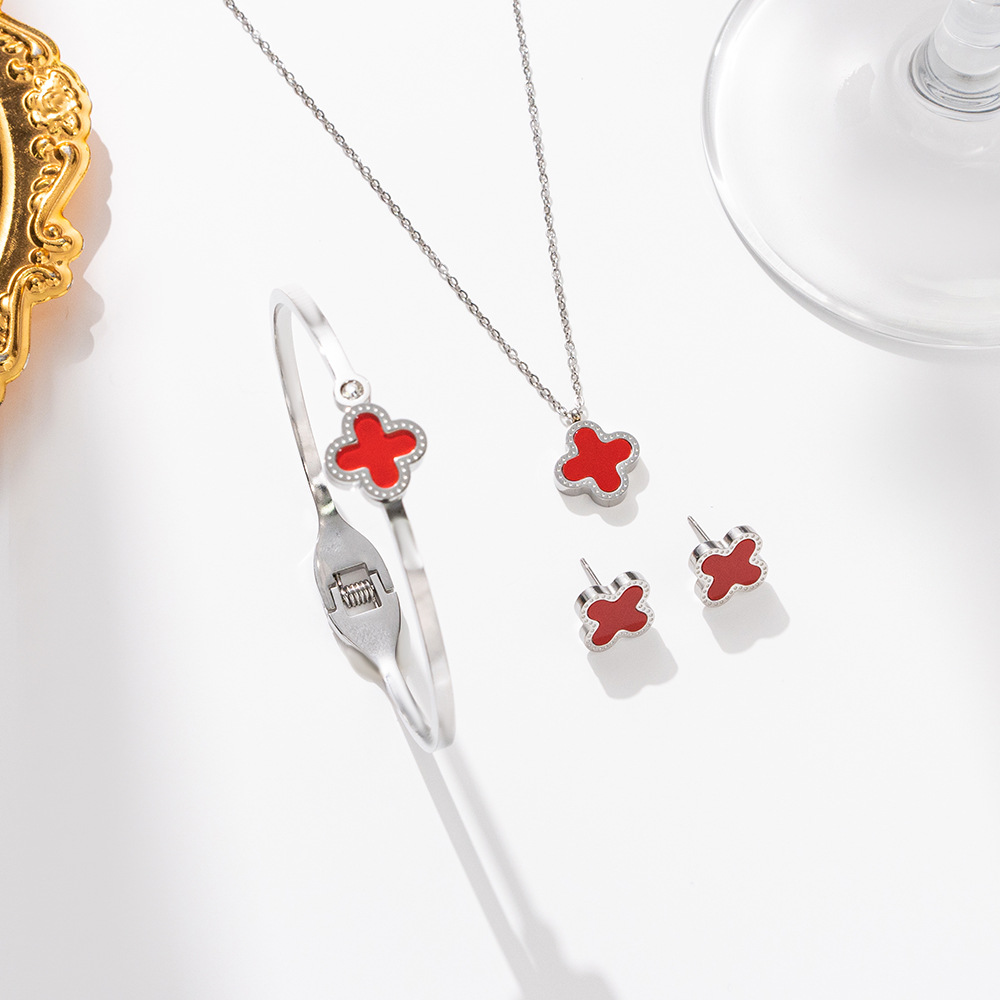 Silver stainless steel natural color four-leaf clover set, fashionable and versatile necklace, women's bracelet, stud earrings, three-piece set, cross-border accessories Application Scenario