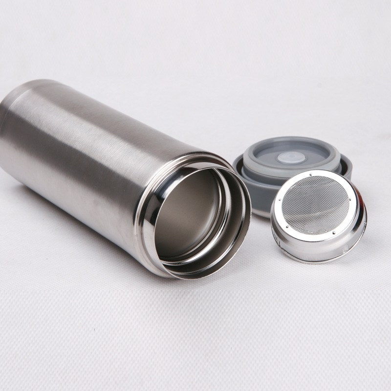 The manufacturer supplies stainless steel insulated cups, double-layer vacuum bachelor cups with tea-water separation, insulated cups and creative drinking cups full figure