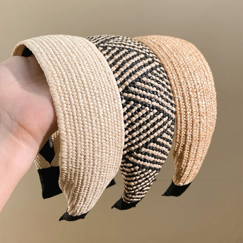 A retro Lafite straw striped wide-brimmed headband for women's seaside vacation style. It's a high-end hair accessory for daily wear full figure