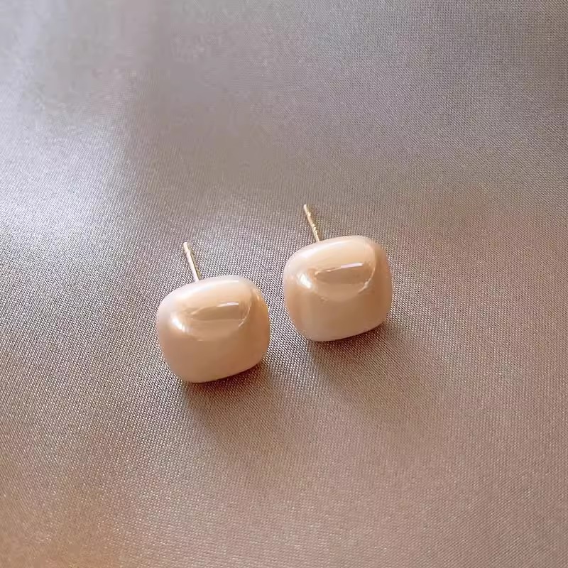 S925 Silver Needle Pearl earrings, a niche design, sweet square stud earrings, a new 2025 bestseller, simple and fashionable earrings Application Scenario