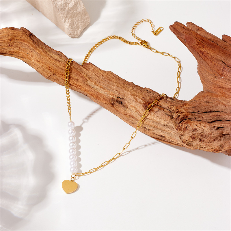 European and American fashionable retro design pearl chain titanium steel gold-plated shell heart pendant accessory necklace details Picture