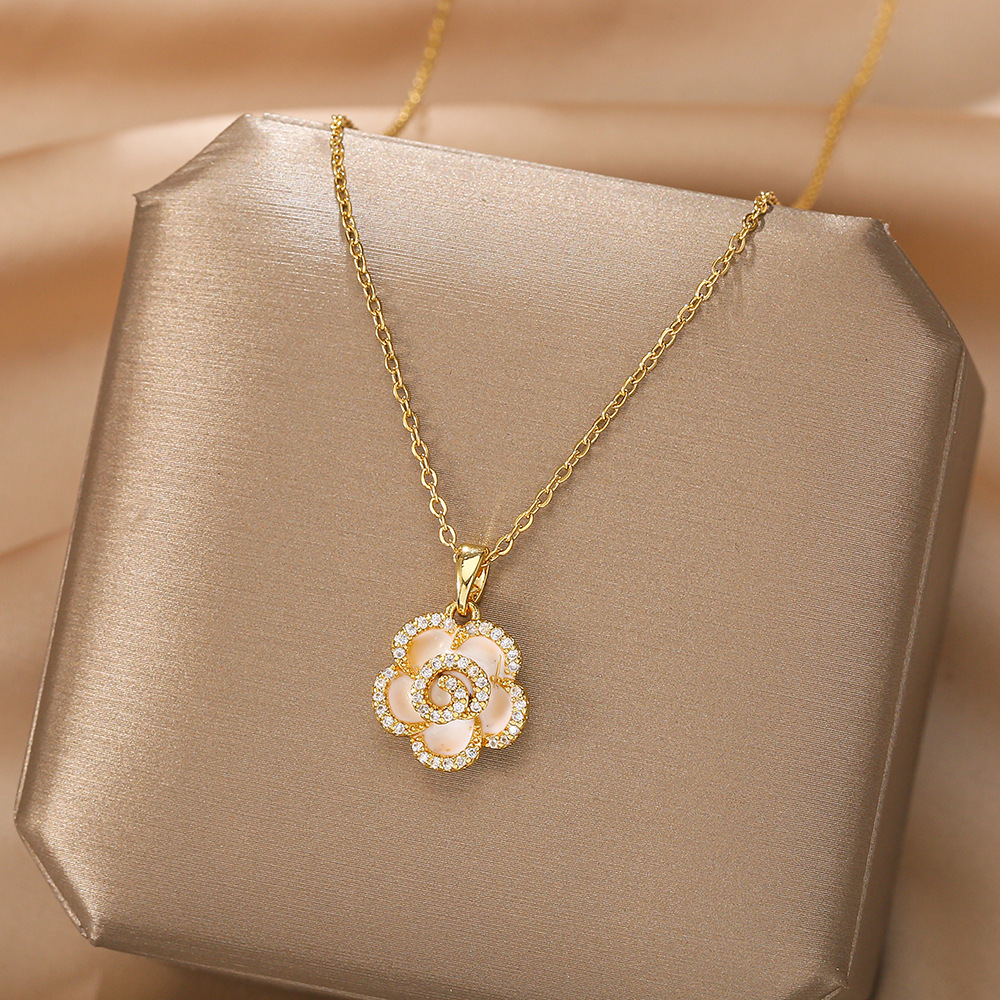 Korean 18k gold-plated camellia titanium steel necklace for women, fashionable flower pendant, personalized and light luxury collarbone chain wholesale details Picture