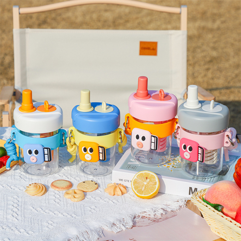 Cartoon children's water cup, cute plastic straw cup wholesale, summer student drinking cup, portable crossbody cup with tea strainer Application Scenario