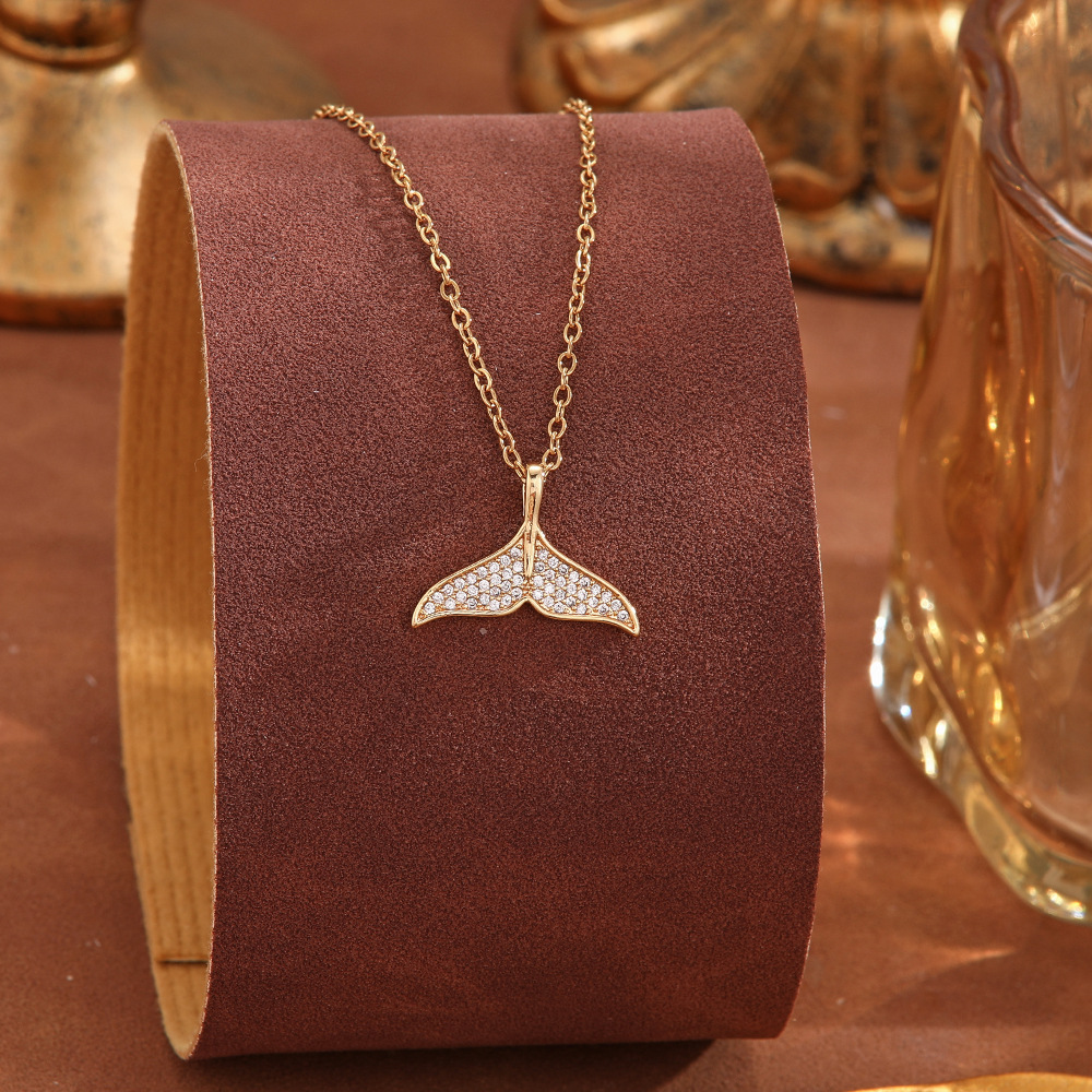 A light luxury titanium steel necklace from Japan and South Korea, adorned with a white pearl pendant and studded with diamonds, is a fashionable and unique collarbone chain accessory Application Scenario