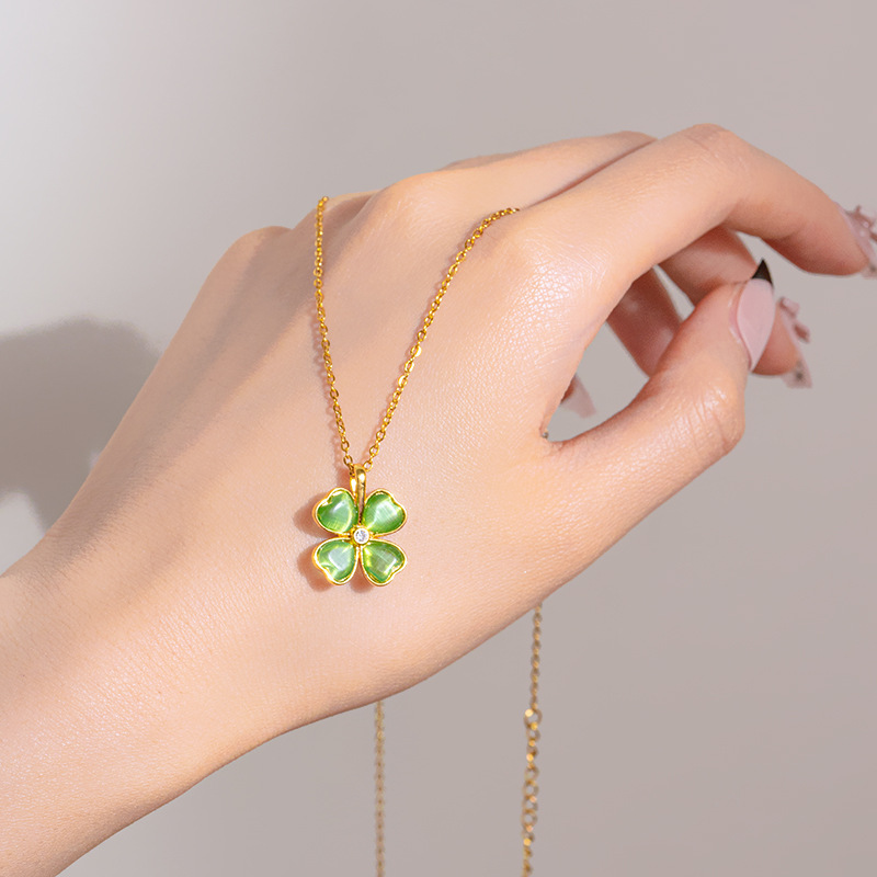 Cat's eye stone heart-shaped four-leaf clover necklace, women's niche design sense, light luxury collarbone chain, trendy and versatile accessory wholesale Application Scenario