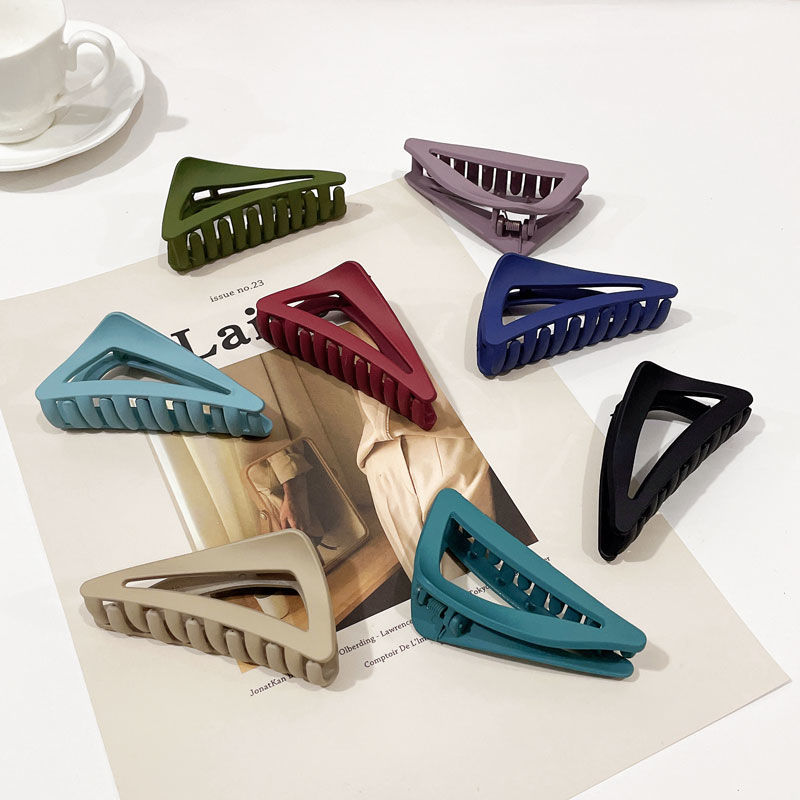 The new Korean-style triangular claw clip is a high-end shark clip hair accessory for the back of the head in summer details Picture