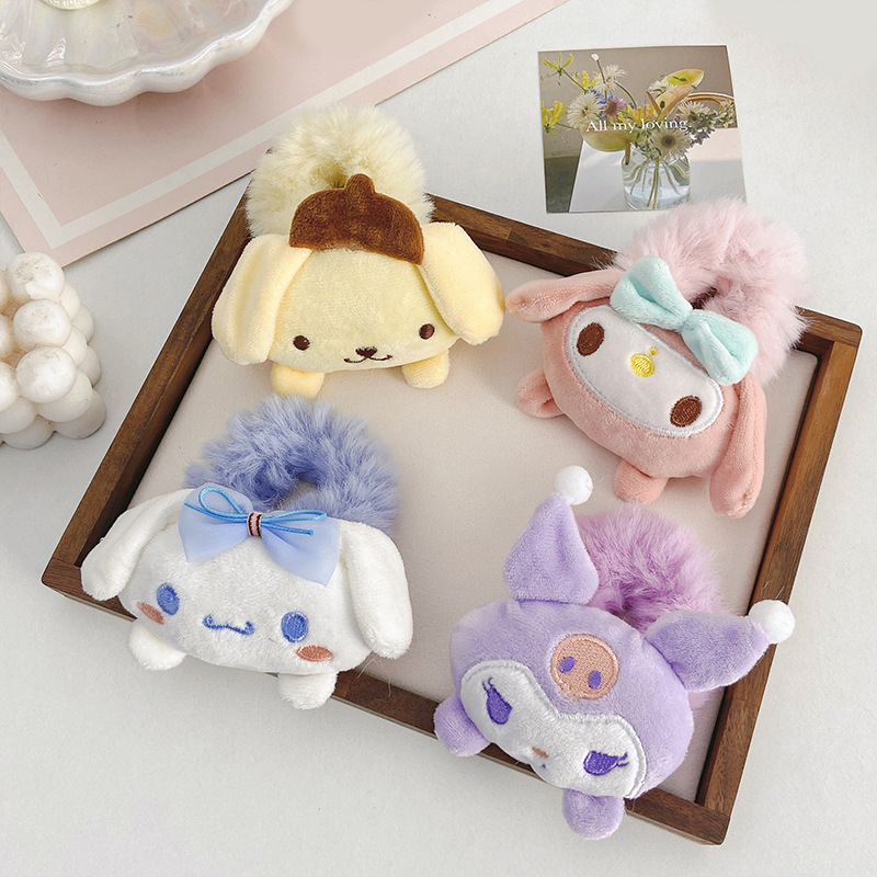 A Japanese-style Sanrio plush hair band, a girl with a bun hairstyle, a high ponytail, a large intestine hair band, a hair tie and a hair tie, and a cute big brother full figure