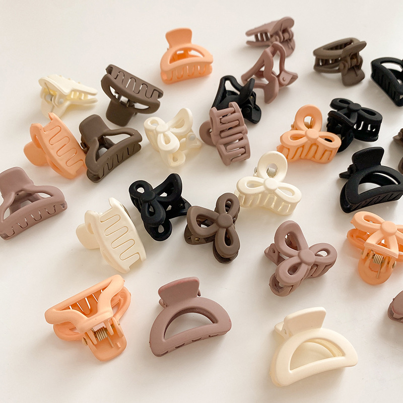 Warm sun wind matte coffee color mini grab clip hairpin, fashionable and versatile for going out, bangs clip, top clip, hair accessory hairpin Application Scenario
