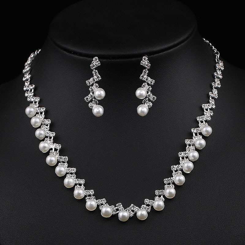 Korean-style fashionable and elegant lightning copper jewelry, sparkling diamonds, round pearls, luxurious bridal jewelry, necklace, earrings set for women full figure