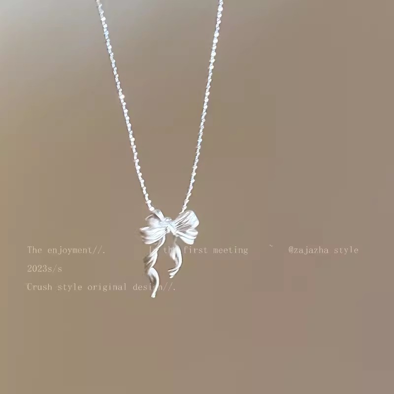 Ballet-style bow necklace for women, a new 2024 light luxury summer sweet and high-end collarbone chain necklace accessory Application Scenario