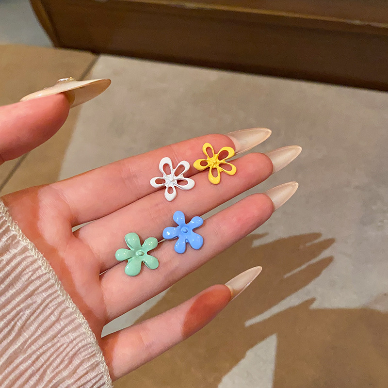 Hollowed-out color-blocking flower earrings for girls, a niche Korean design with a high-end feel, sweet and cute asymmetrical earrings full figure