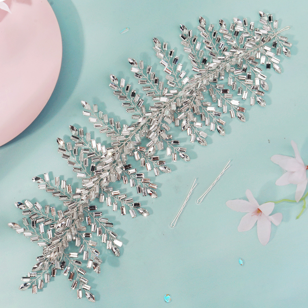A niche, exaggerated and luxurious bridal headband, hand-wound thread, drill bit, performance, fashion show accessory, wedding banquet headwear Specification drawing