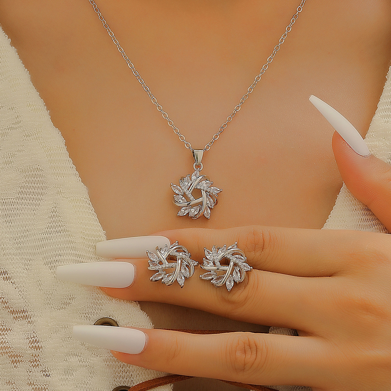 The new cross-border set of jewelry features a simple and elegant style. It is a full-diamond alloy snowflake necklace with stud earrings and is a gift for the Qixi Festival details Picture