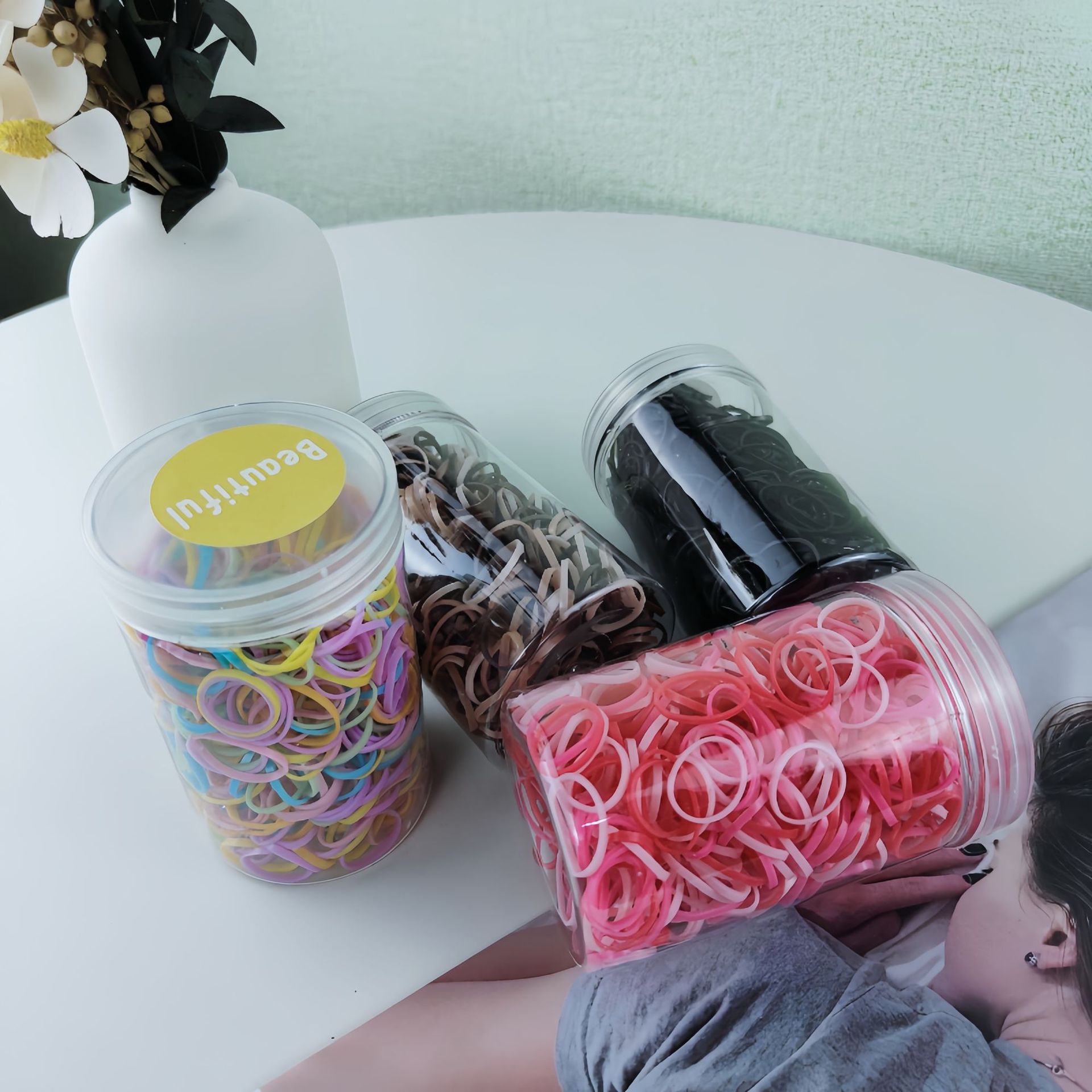 New canned disposable hair band for children, non-damaging hair band accessory, high-elasticity braid accessory, hair tie rubber band Application Scenario