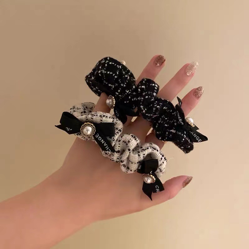 Xiaoxiang's style is a black and white checkered hair tie with a sweet and cute pearl letter ribbon bow hair tie headpiece Specification drawing