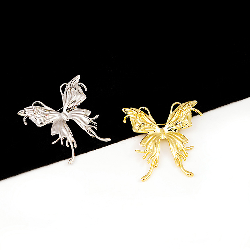 European and American retro metal style three-dimensional butterfly brooch, suit cardigan, overcoat, niche pin, simple and elegant accessory full figure