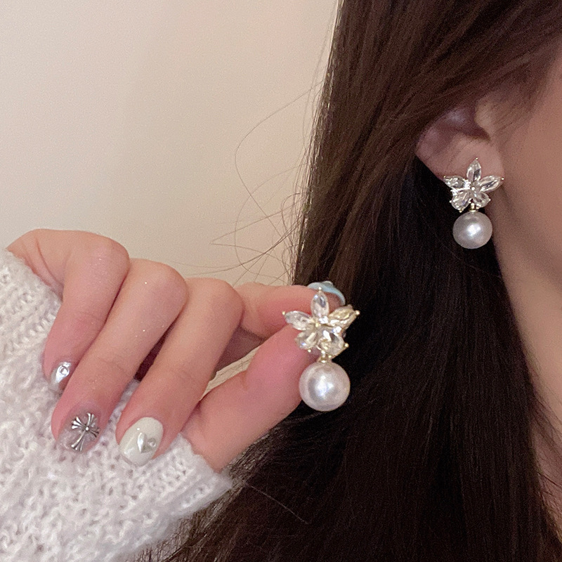 Gentle French style, sweet stud earrings, exquisite zircon flower pearl earrings, versatile style, the same as the trendy earrings Application Scenario
