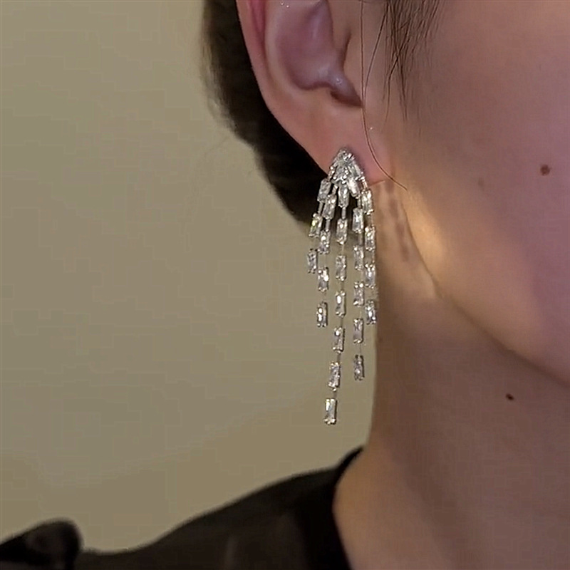 Light luxury, exquisite, sparkling diamond, tassel stud earrings, slimming earrings for round faces, 2025 new trendy and popular earrings Application Scenario