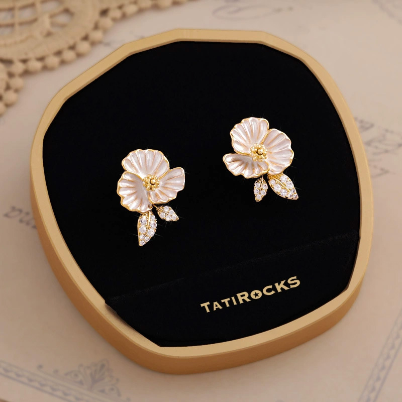Elegant, retro, and light luxury forest-themed floral stud earrings for women, with a niche design sense, artistic and simple style, and fashionable earrings details Picture