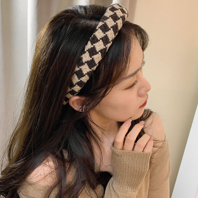 The new 2022 thousand-bird checkered hairband fabric is a versatile choice for women when going out. It features a high top of the head and a wide-edge hairpin headband, which is a must-have details Picture