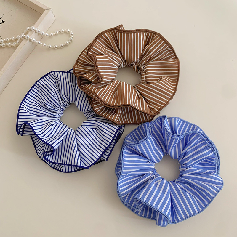 The blogger's large-sized, fresh and light fabric striped blue striped hair band, new low ponytail leather band hair tie Application Scenario