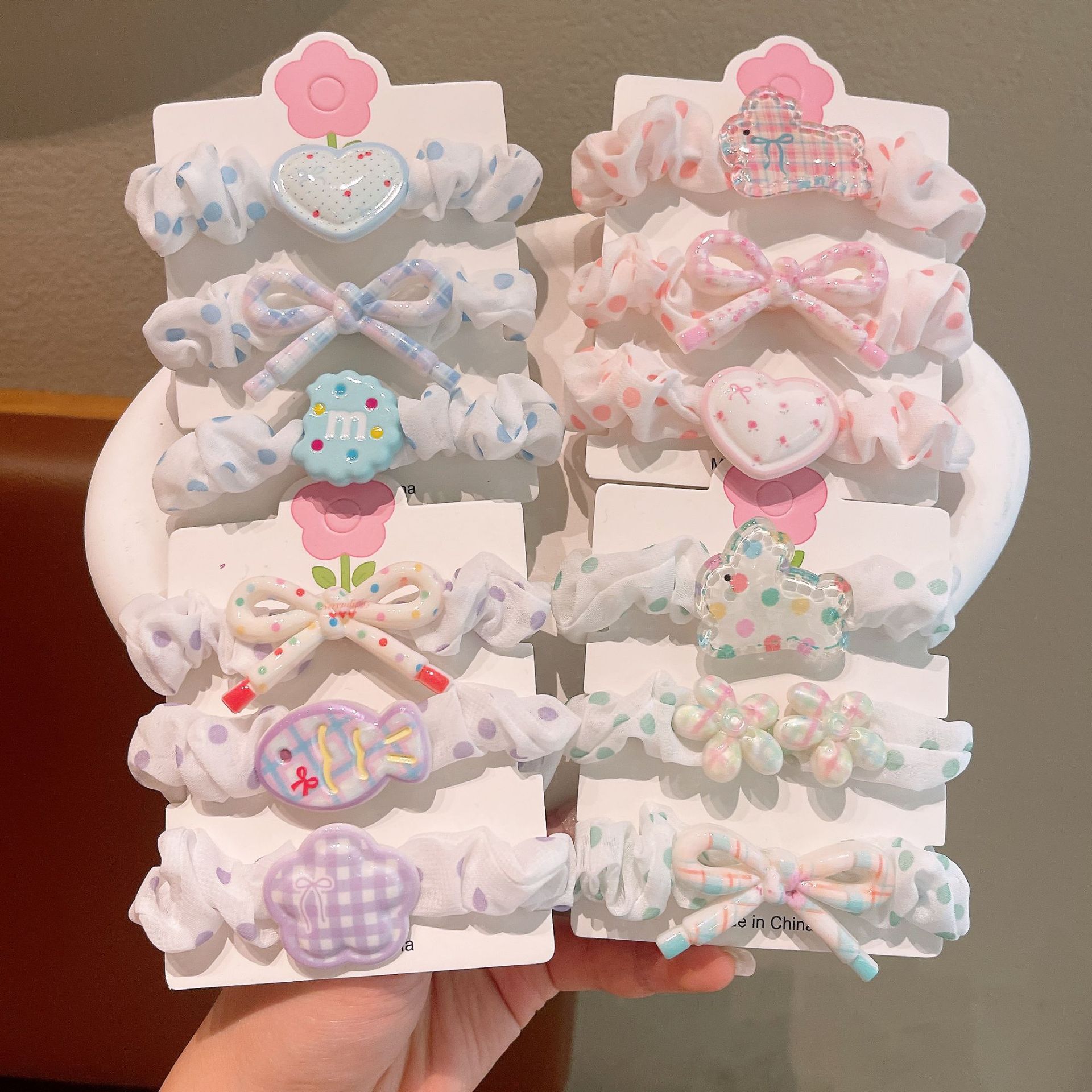 The new three-piece cartoon flower print small intestine hair band is cute and the cream-colored hair rope is sweet and fresh full figure